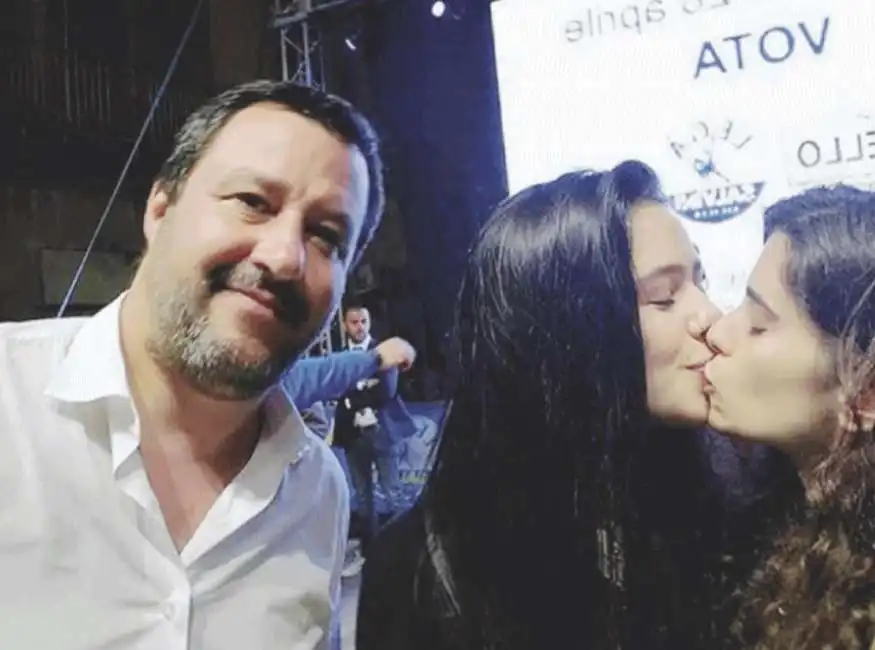 salvini e il bacio lesbo