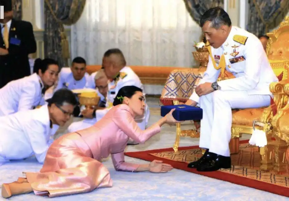 vajiralongkorn e la moglie-5