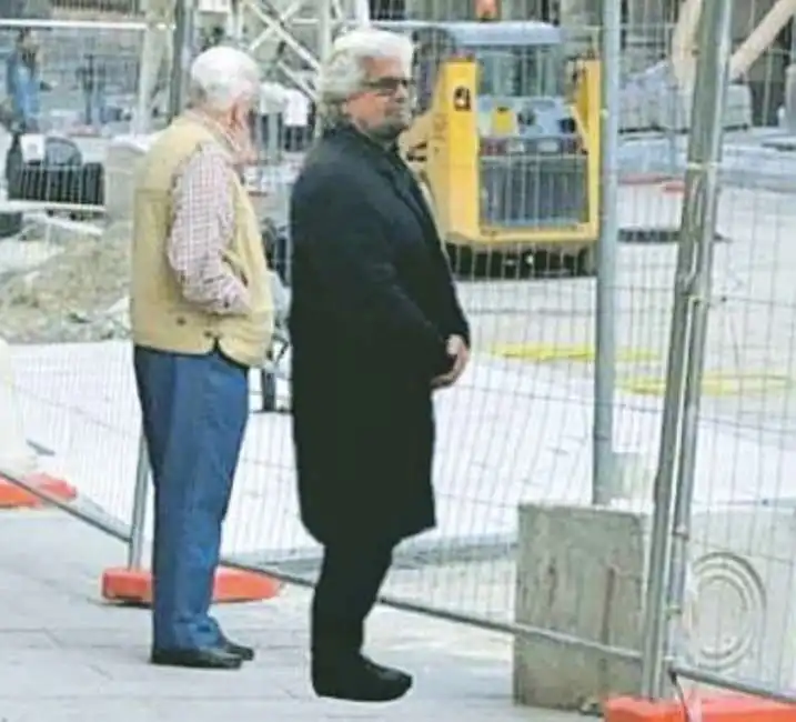 beppe grillo guarda i cantieri umarell