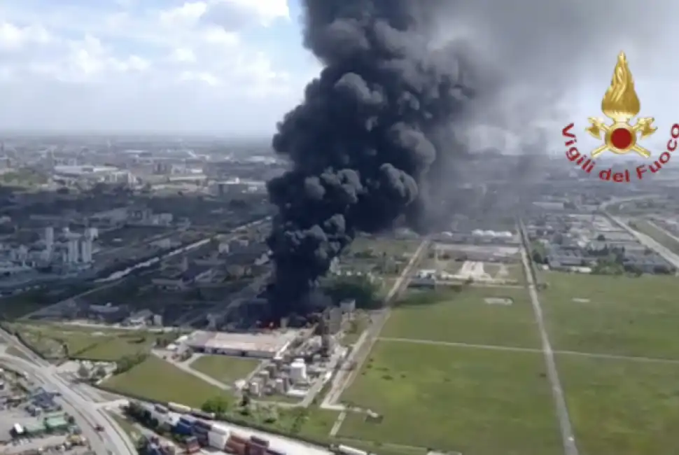 incendio in uno stabilimento chimico di marghera 8