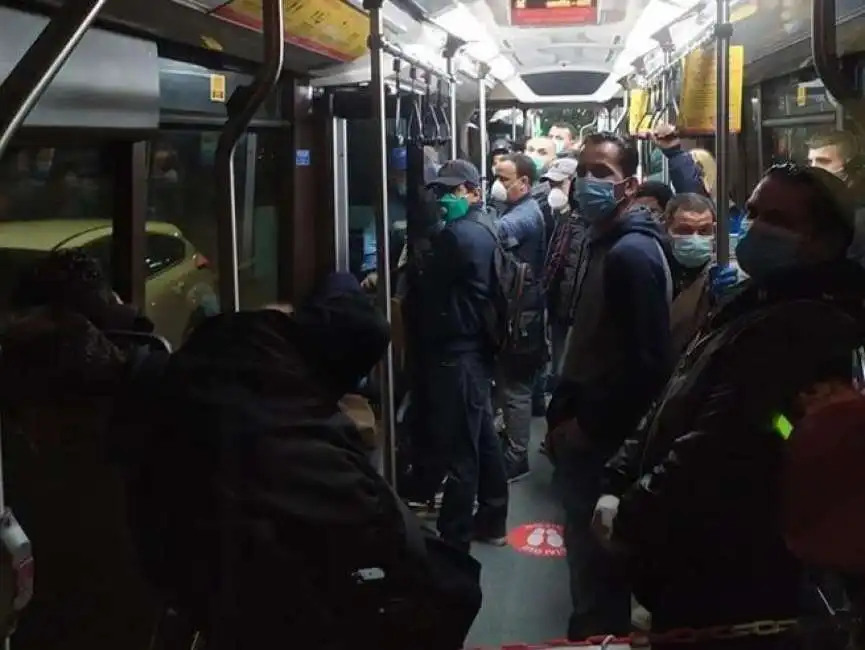 milano - calca di persone su un bus