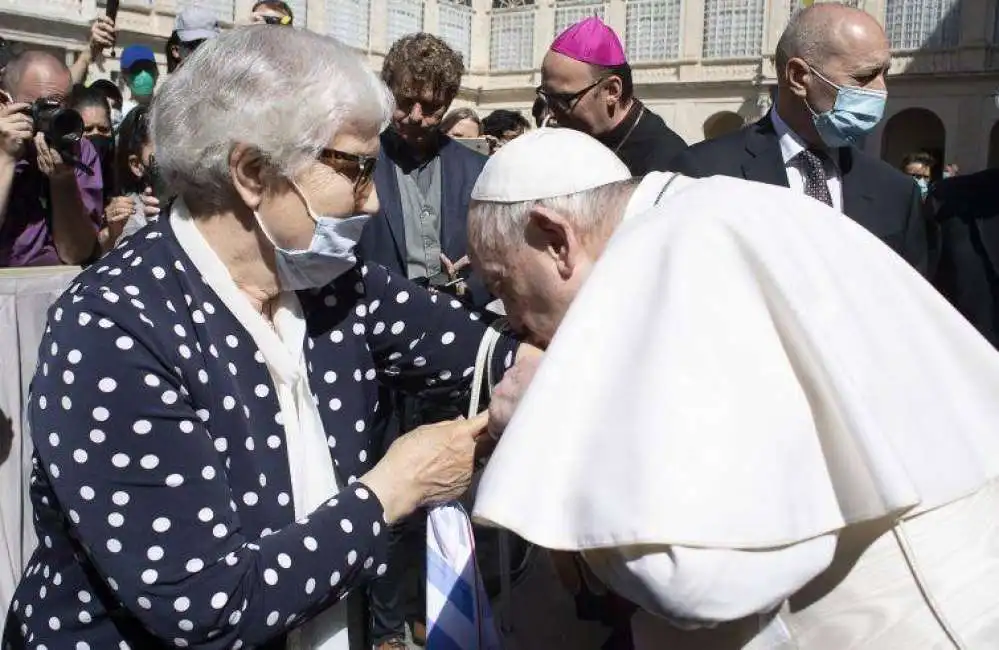 il papa bacia il tatuaggio della sopravvissuta di auschwitz