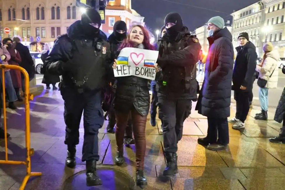 giovani russi protestano la guerra in ucraina