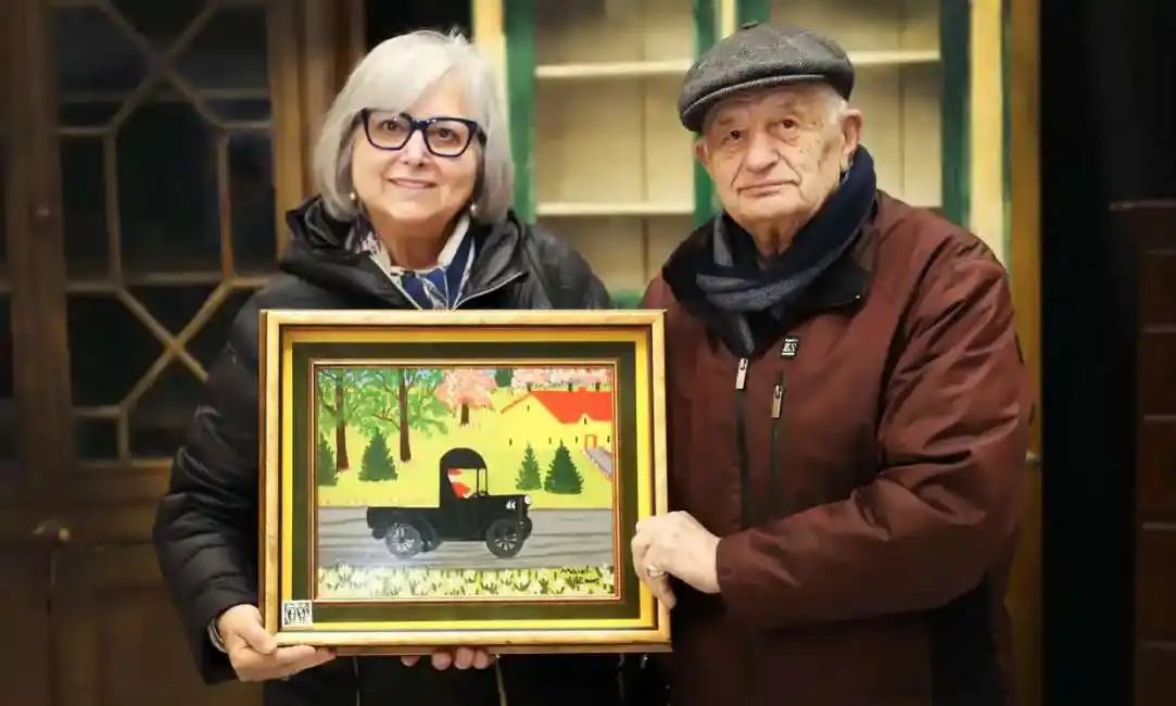 irene e tony demas con il dipinto di maud lewis