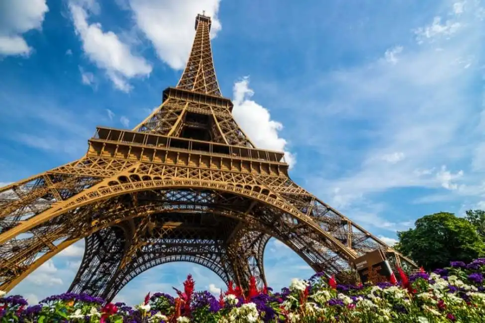 la tour eiffel a parigi