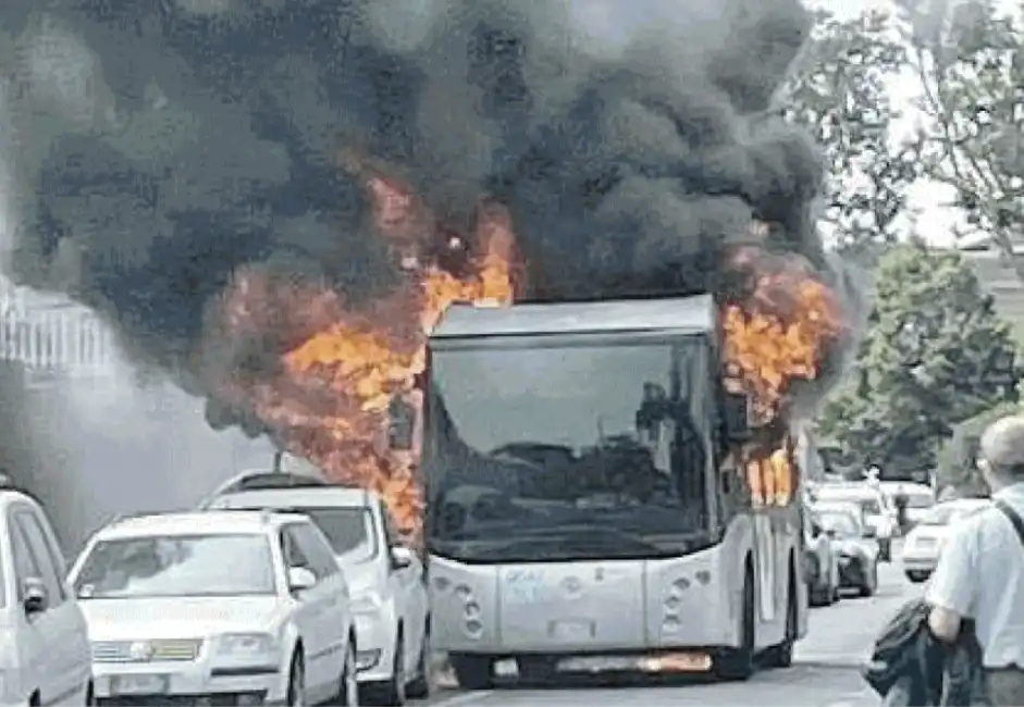 roma autobus bus fuoco fiamme salaria