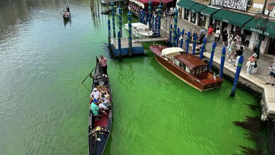 acqua del canal grande colorata di verde