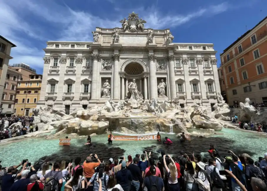 attivisti ultima generazione a fontana di trevi 