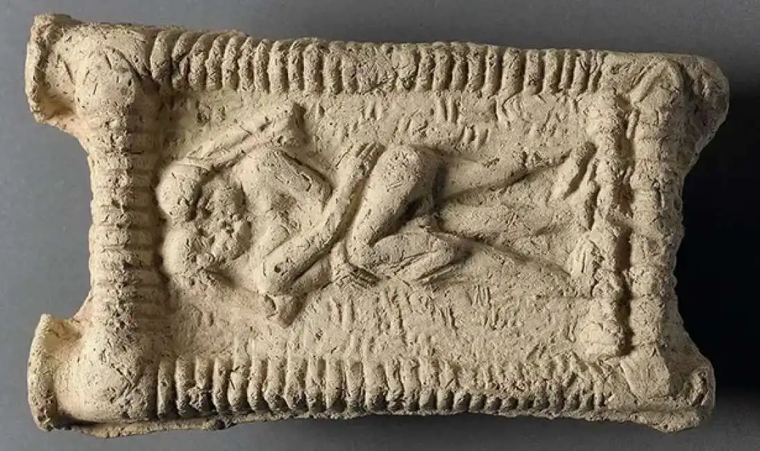 bacio sulla tavoletta d'argilla realizzata in mesopotamia