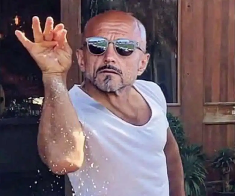 fotomontaggio di spalletti con la posa da salt bae