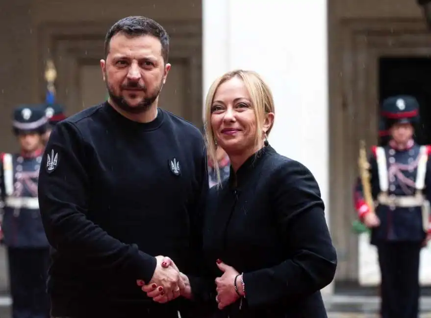 giorgia meloni accoglie volodymyr zelensky a palazzo chigi 1