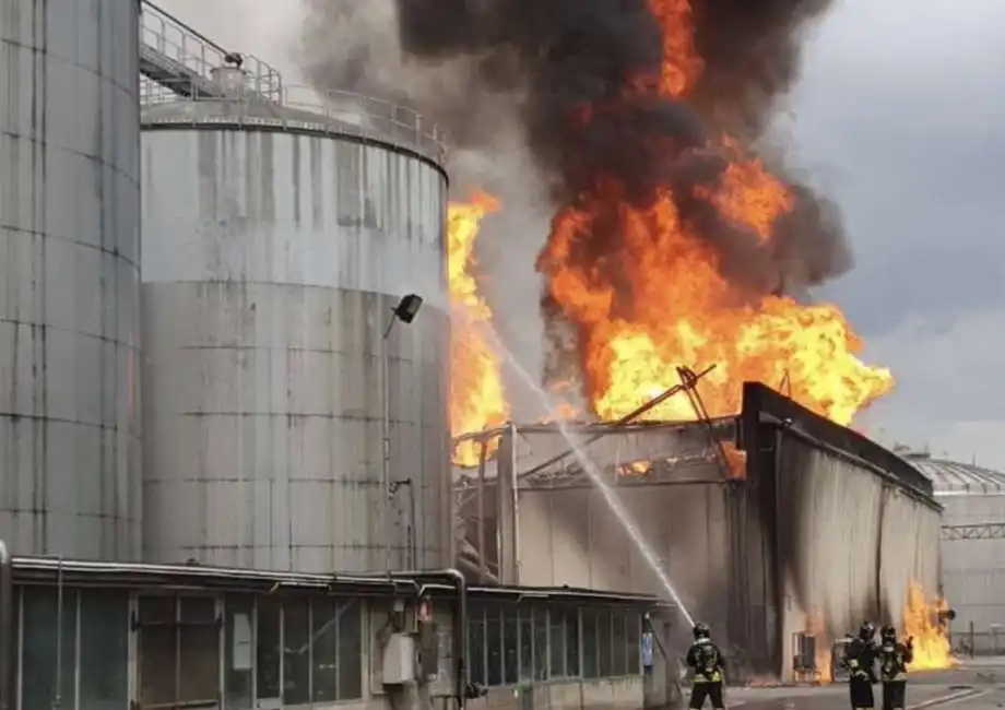 incendio stabilimento caviro tavernello faenza 