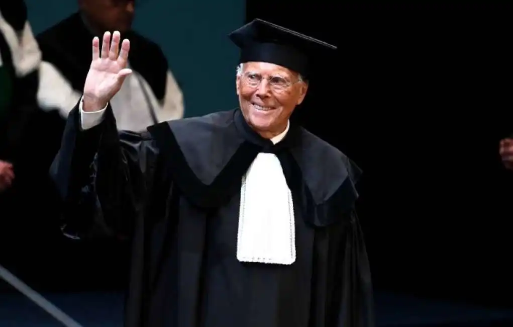 laurea honoris causa giorgio armani