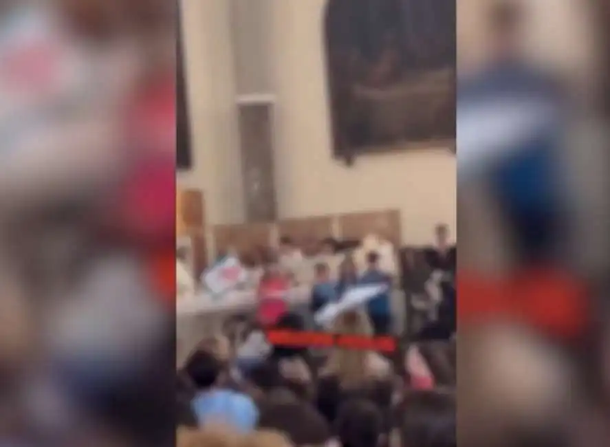 napoli - in chiesa si festeggia lo scudetto del napoli cantando l inno un giorno all improvviso 