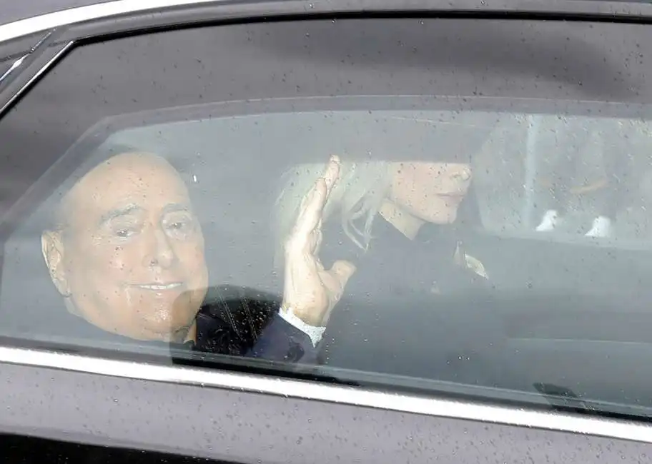 silvio berlusconi esce dall ospedale san raffaele - 4