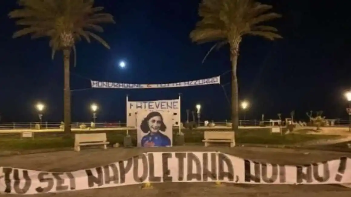 striscione mondragone anna frank napoli