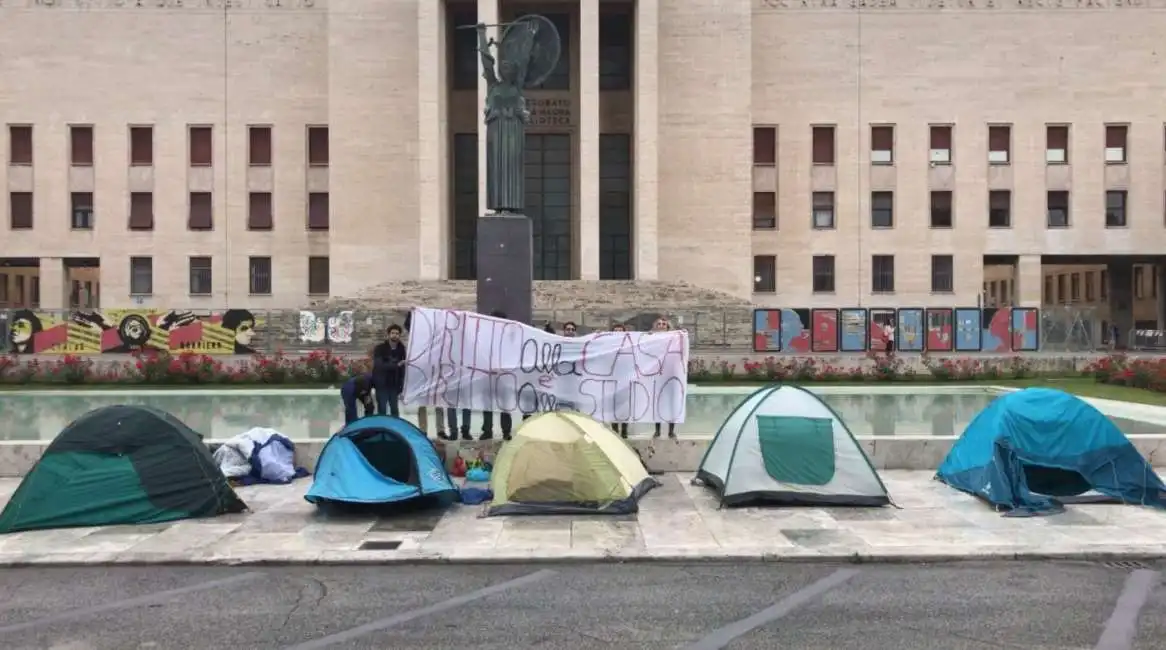 studenti dormono in tenda davanti all universita della sapienza.