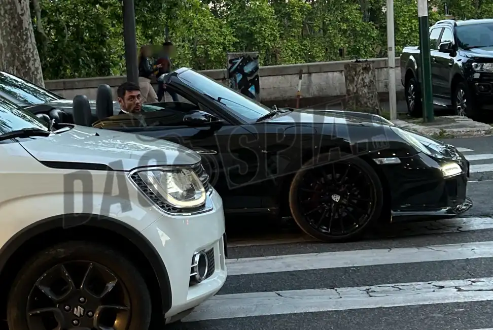 andrea giambruno in porsche a roma