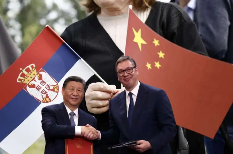 bandiera serba e cinese serbia cina xi jinping aleksandr vucic 