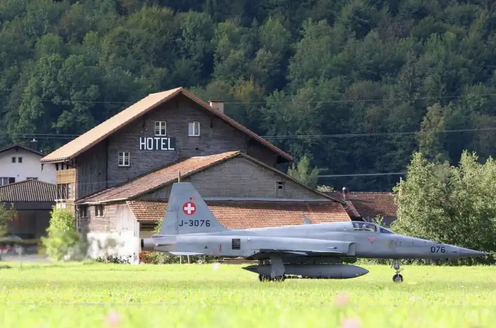 l hotel della famiglia cinese wang con vista sull aeroporto di unterbach 