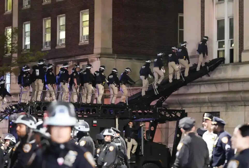 la polizia fa irruzione alla columbia university - 1