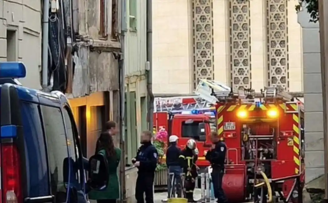 polizia spara uomo armato in sinagoga a rouen