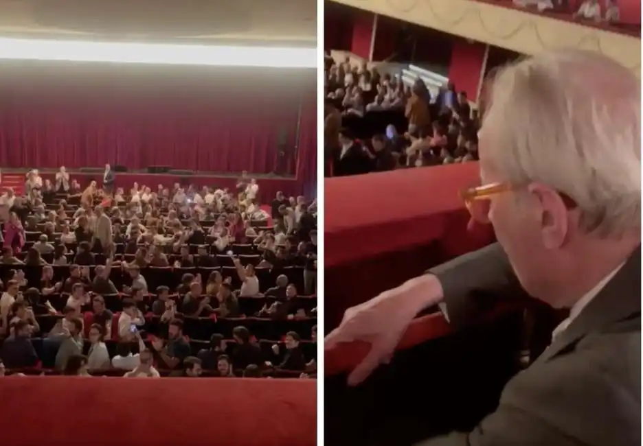 vittorio feltri teatro manzoni di milano standing ovation applausi applauso ovazione 