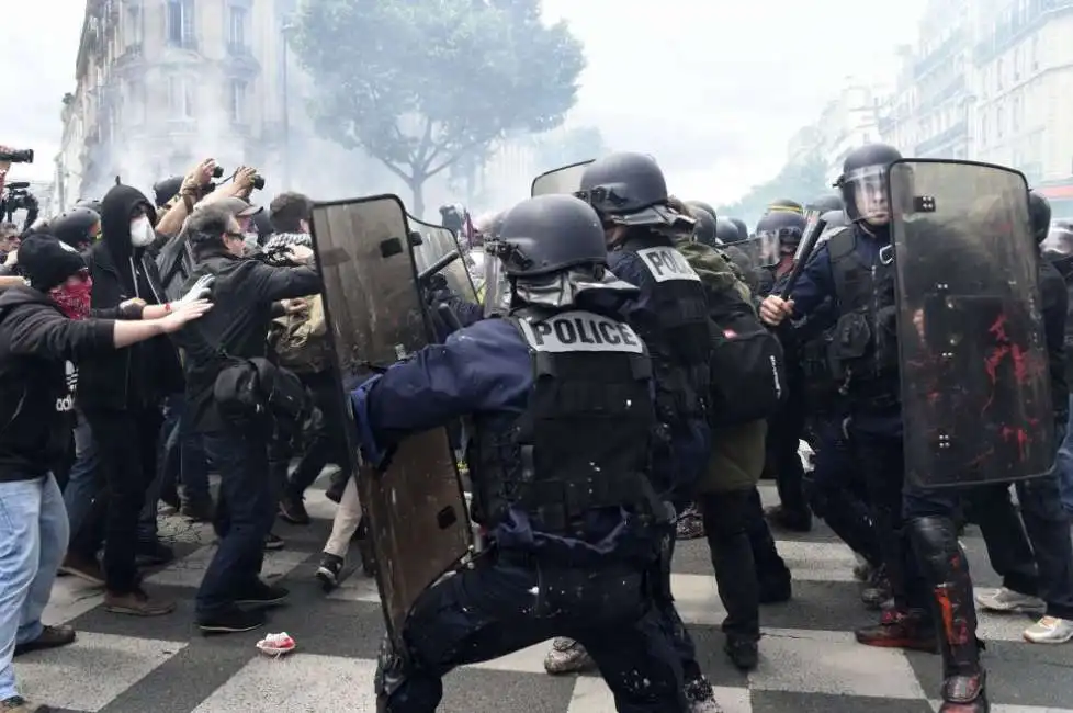 francia - riforma del lavoro - scontri e feriti al corteo 