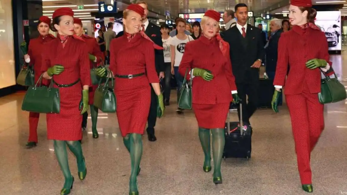 hostess alitalia con le calze verdi uniformi