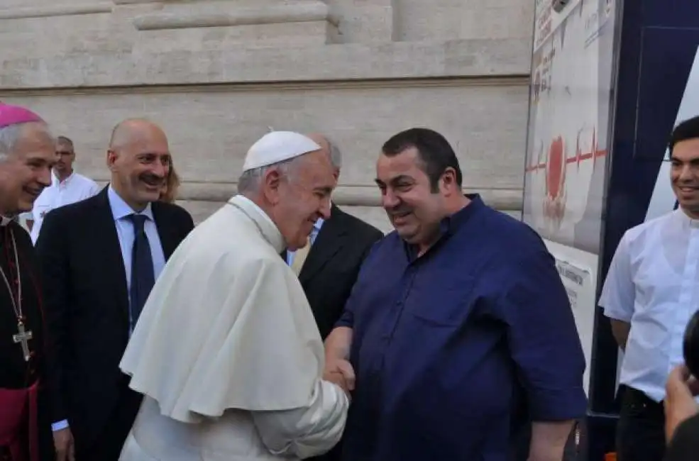 papa francesco e johnny micalusi e