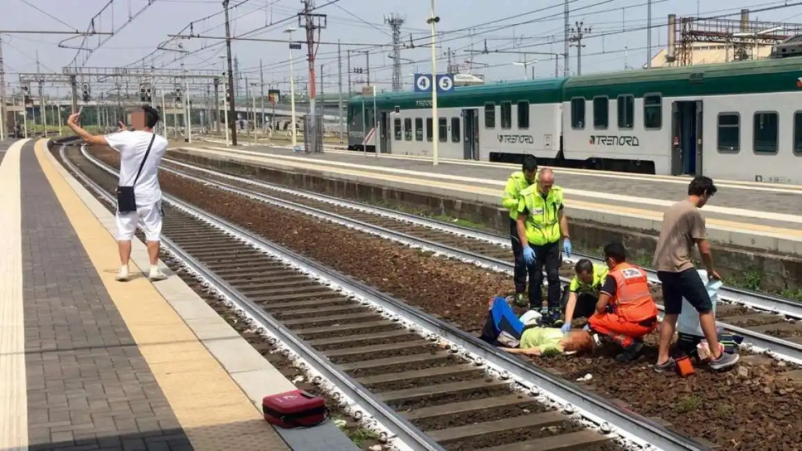 piacenza - un ragazzo si fa un selfie mentre una donna e sui binari