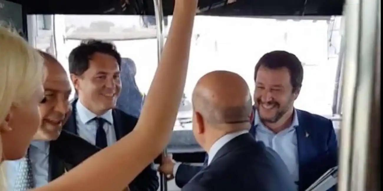 salvini bella ciao aeroporto