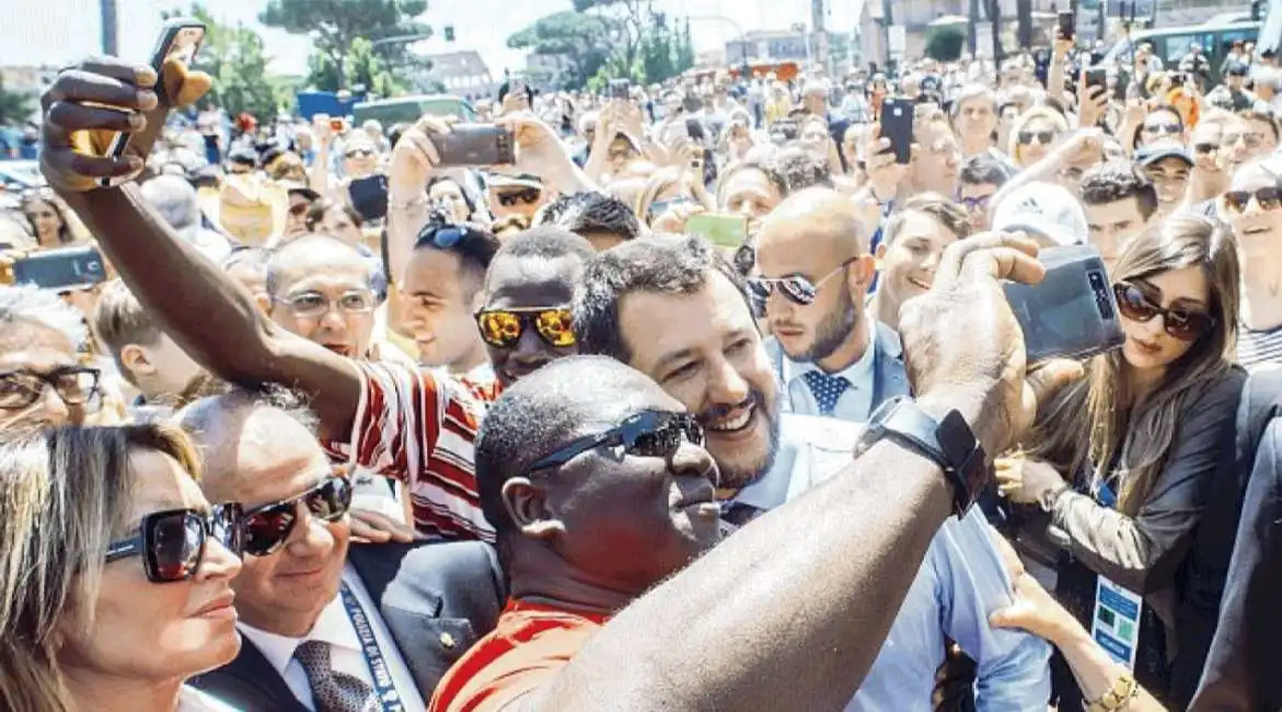 un selfie con salvini