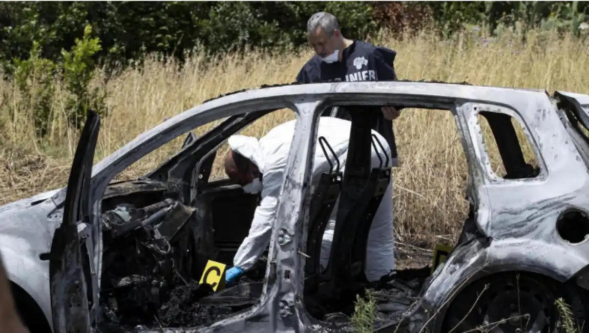 auto cadaveri carbonizzati