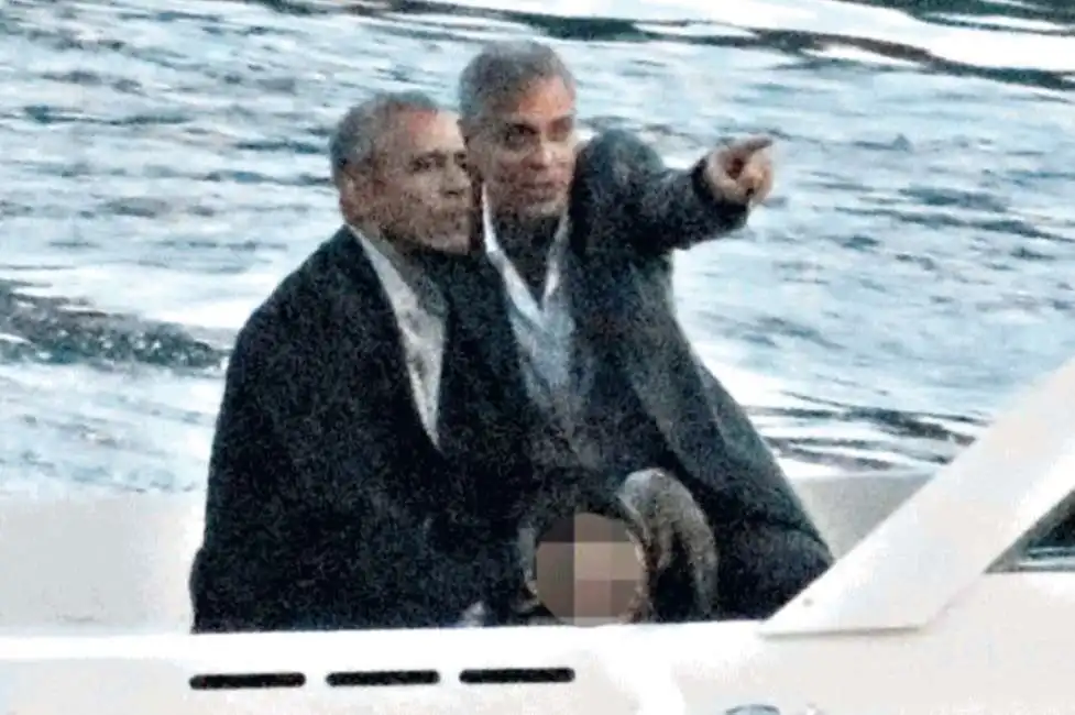 barack obama e george clooney in barca sul lago di como