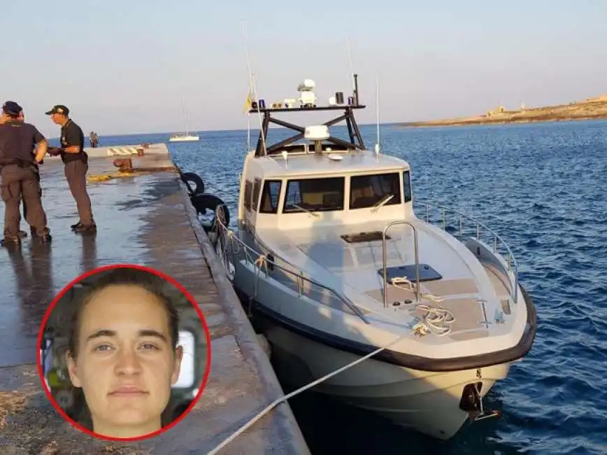 la barca della guardia di finanza che rischiava di essere affondato da carola rackete