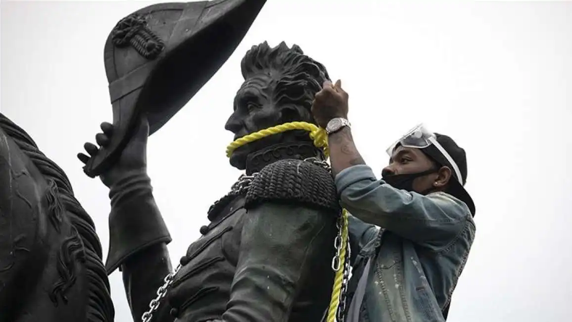 attacco alla statua di andrew jackson davanti alla casa bianca