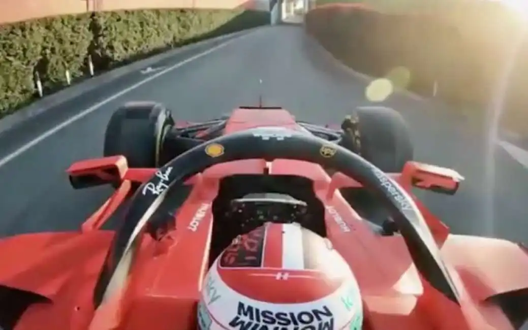 charles leclerc per le strade di maranello ferrari