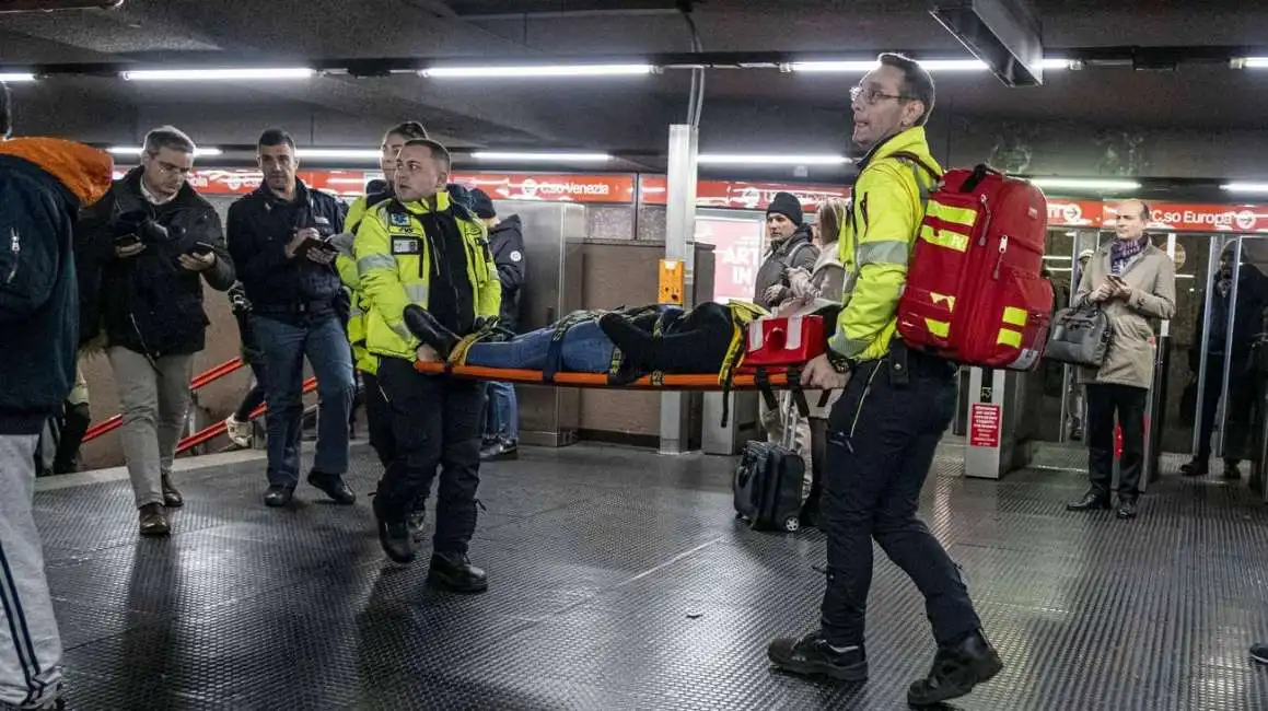 feriti dopo le frenate brusche della metro di milano