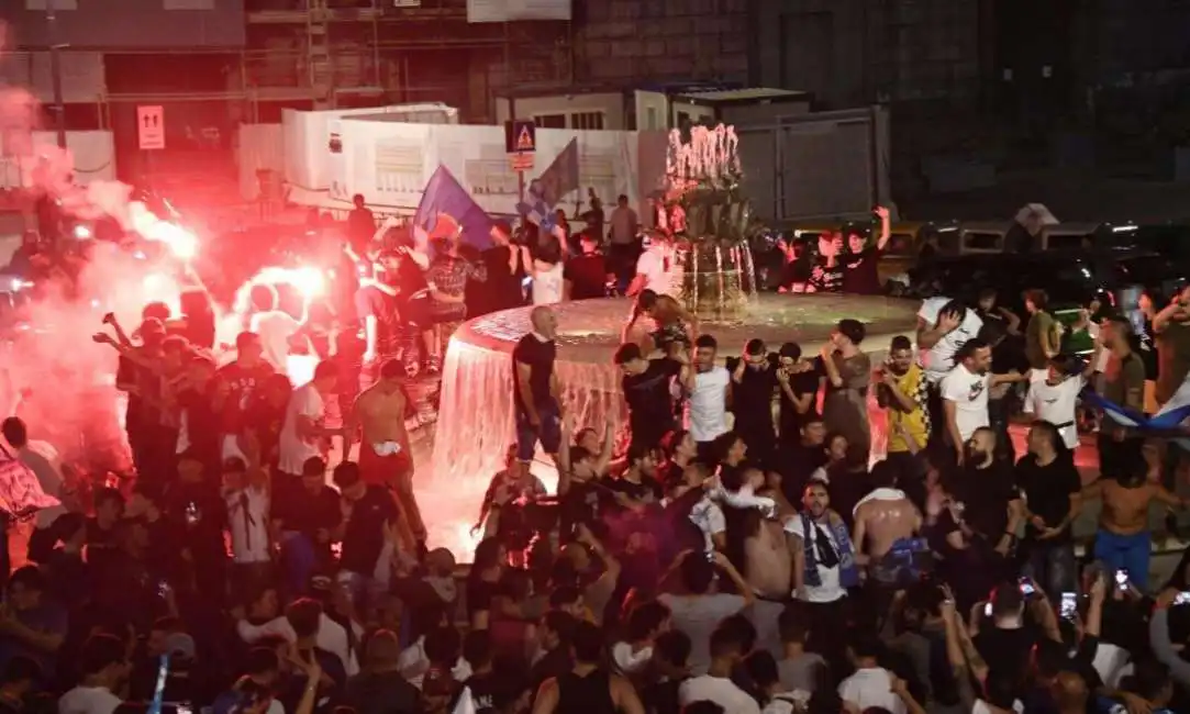 festeggiamenti a napoli per la coppa italia 