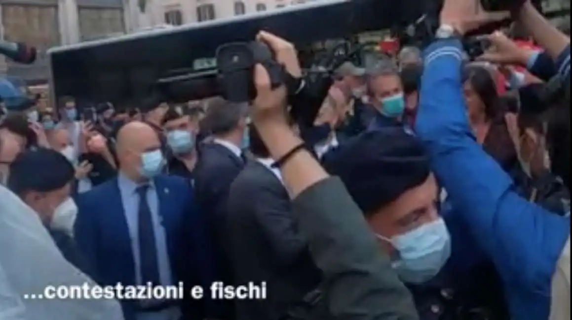 giuseppe conte contestato sotto palazzo chigi