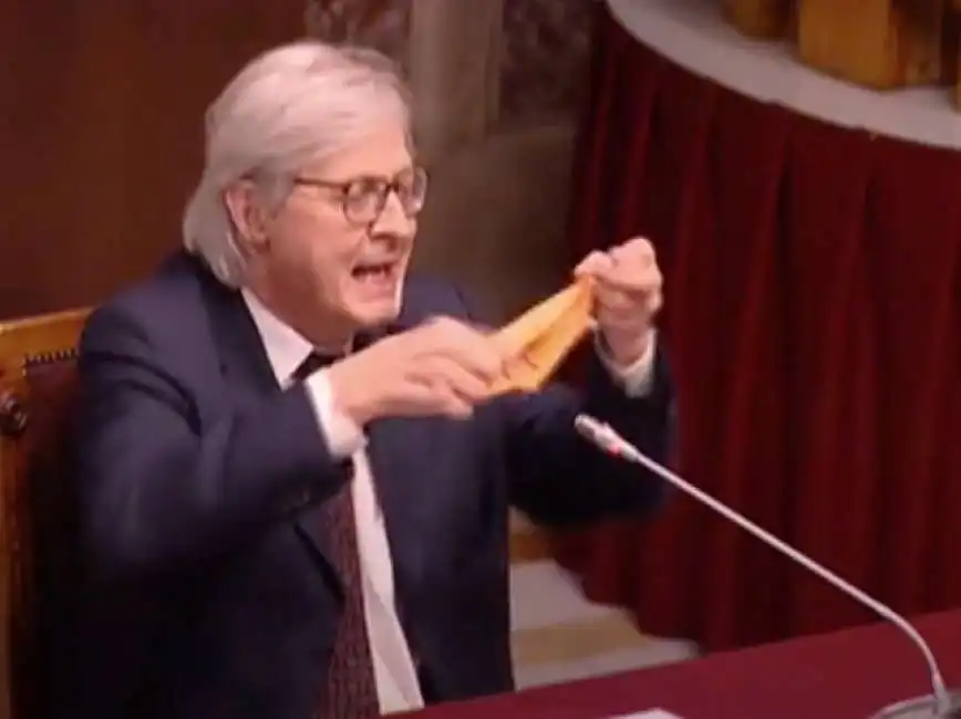 vittorio sgarbi show in commissione con la mascherina 5