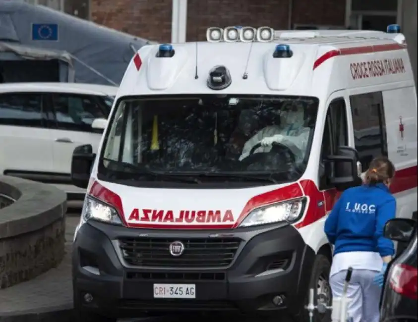 ambulanza croce rossa italiana