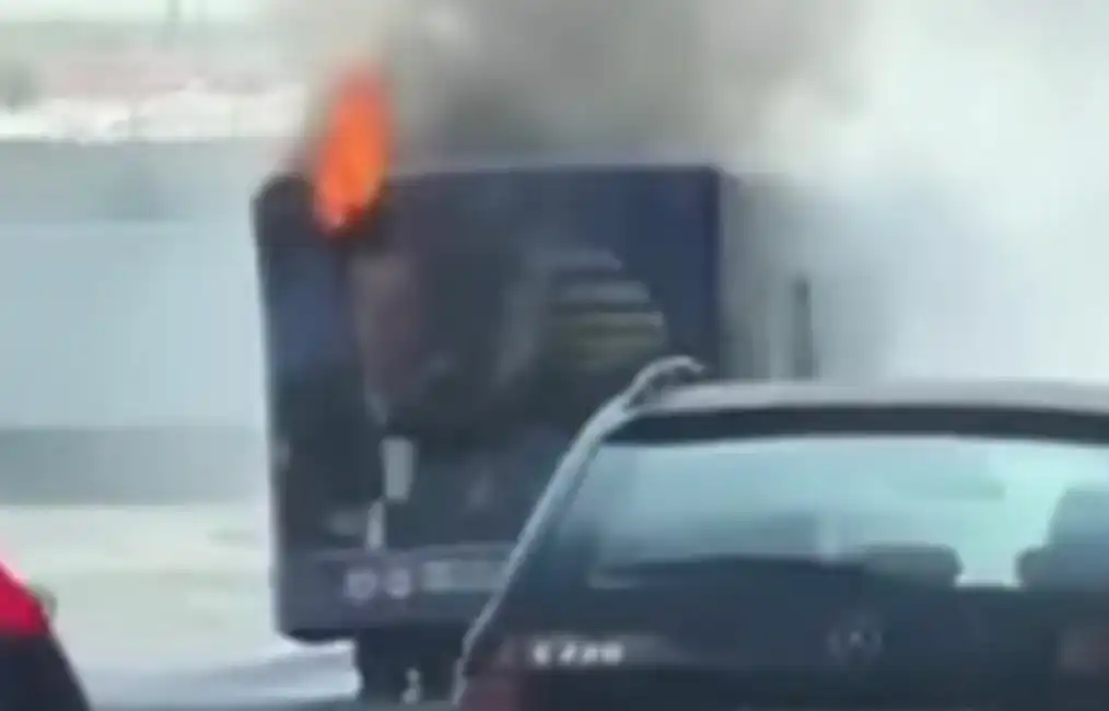 autobus in fiamme roma