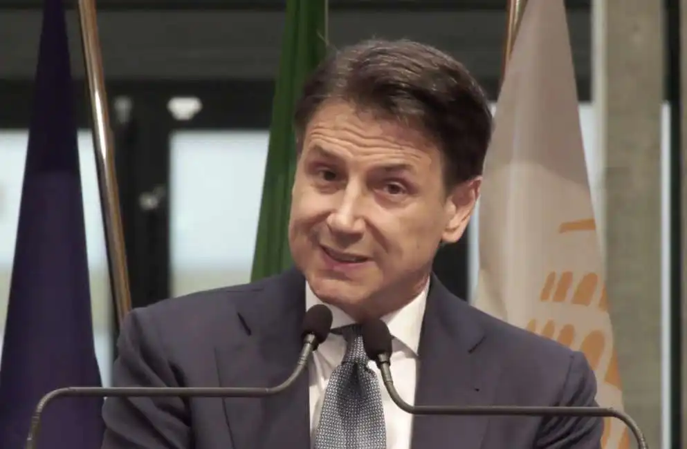 giuseppe conte - conferenza stampa al tempio di adriano in diretta facebook 1