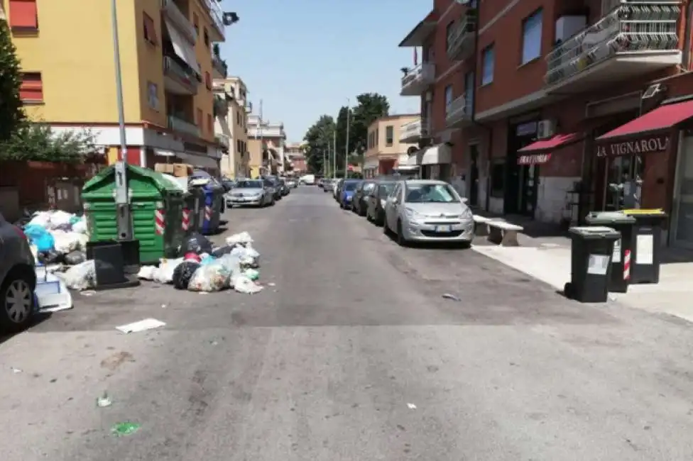 i rifiuti davanti al ristorante la vignarola