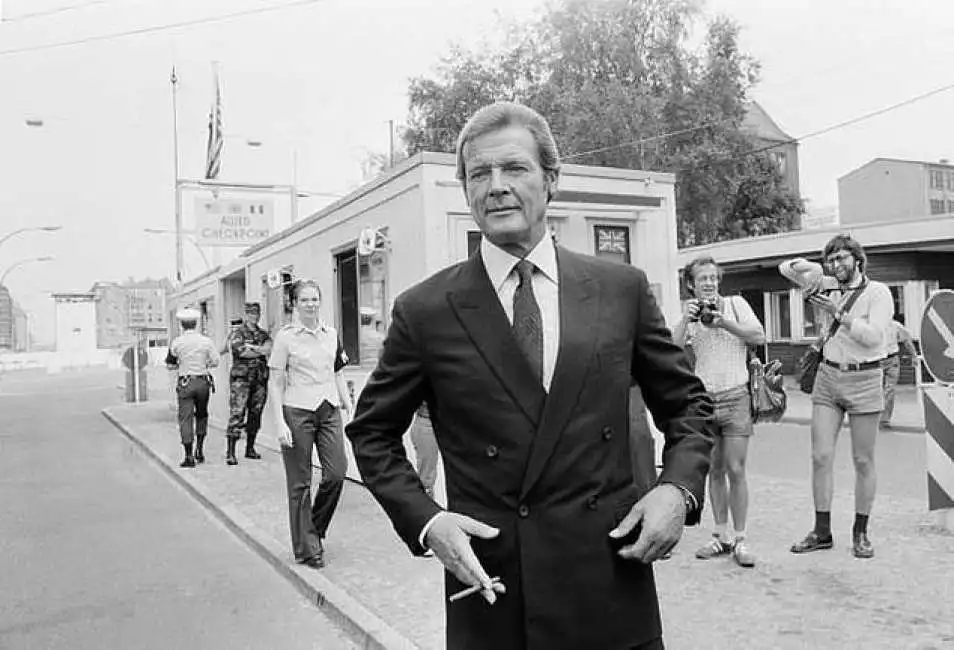 roger moore sul set del film a berlino