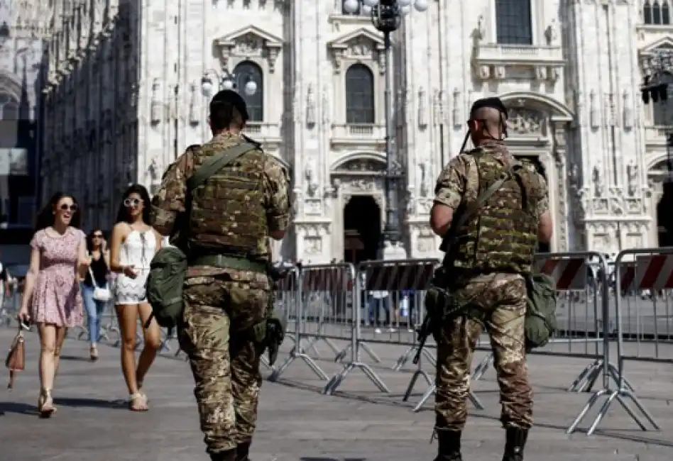 militari a milano