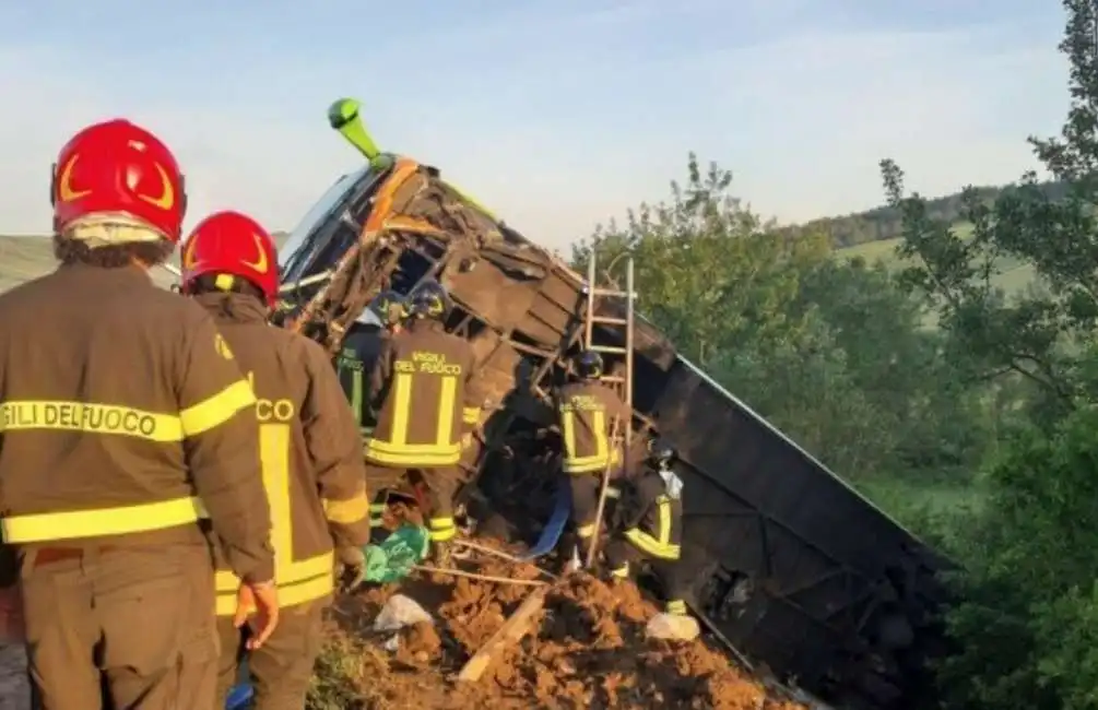 autobus in una scarpata a valleseccarda avellino 