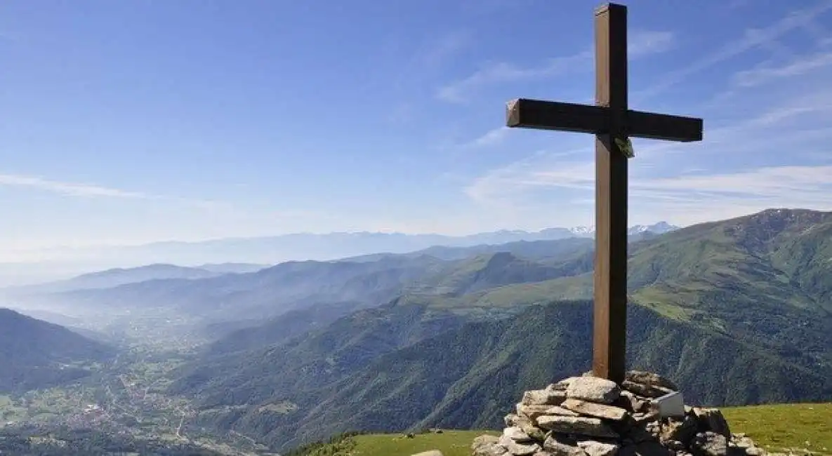 croci sulle vette delle montagne 